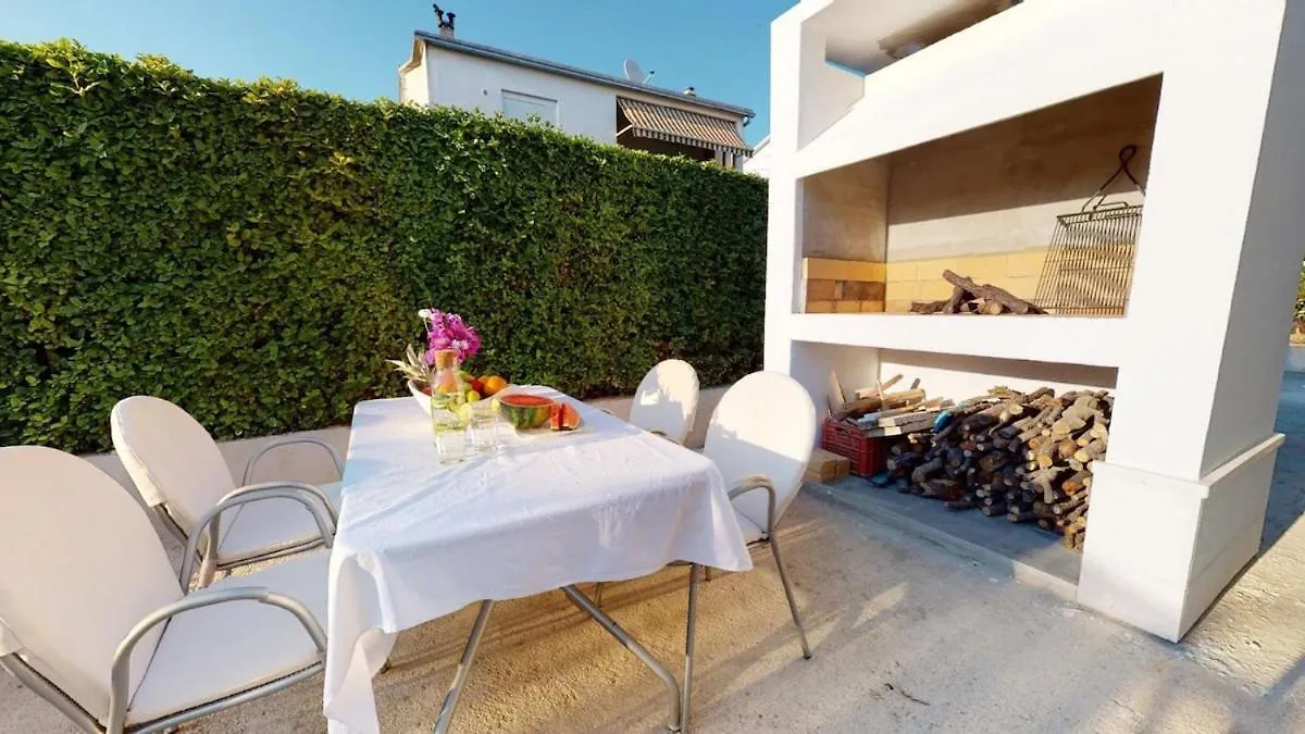 Olive Tree Apartment With Jacuzzi Kastela