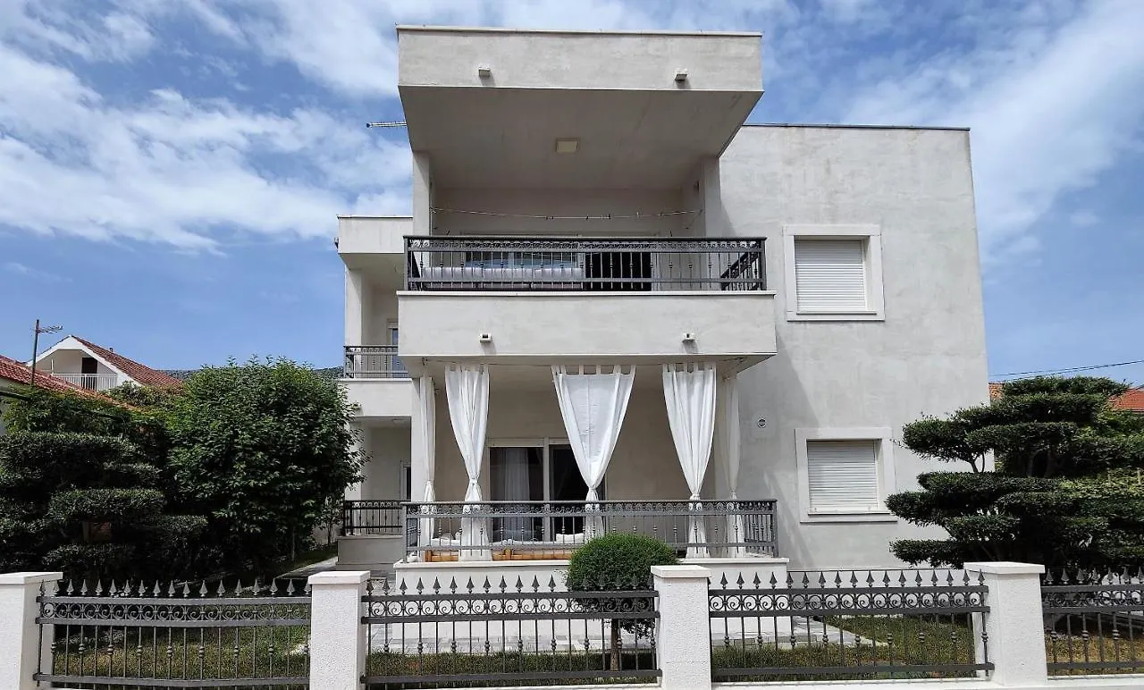 Olive Tree Apartment With Jacuzzi Kastela Croatia